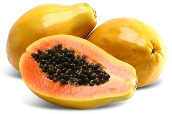 Papaia, um fruto de polpa alaranjada e sementes negras